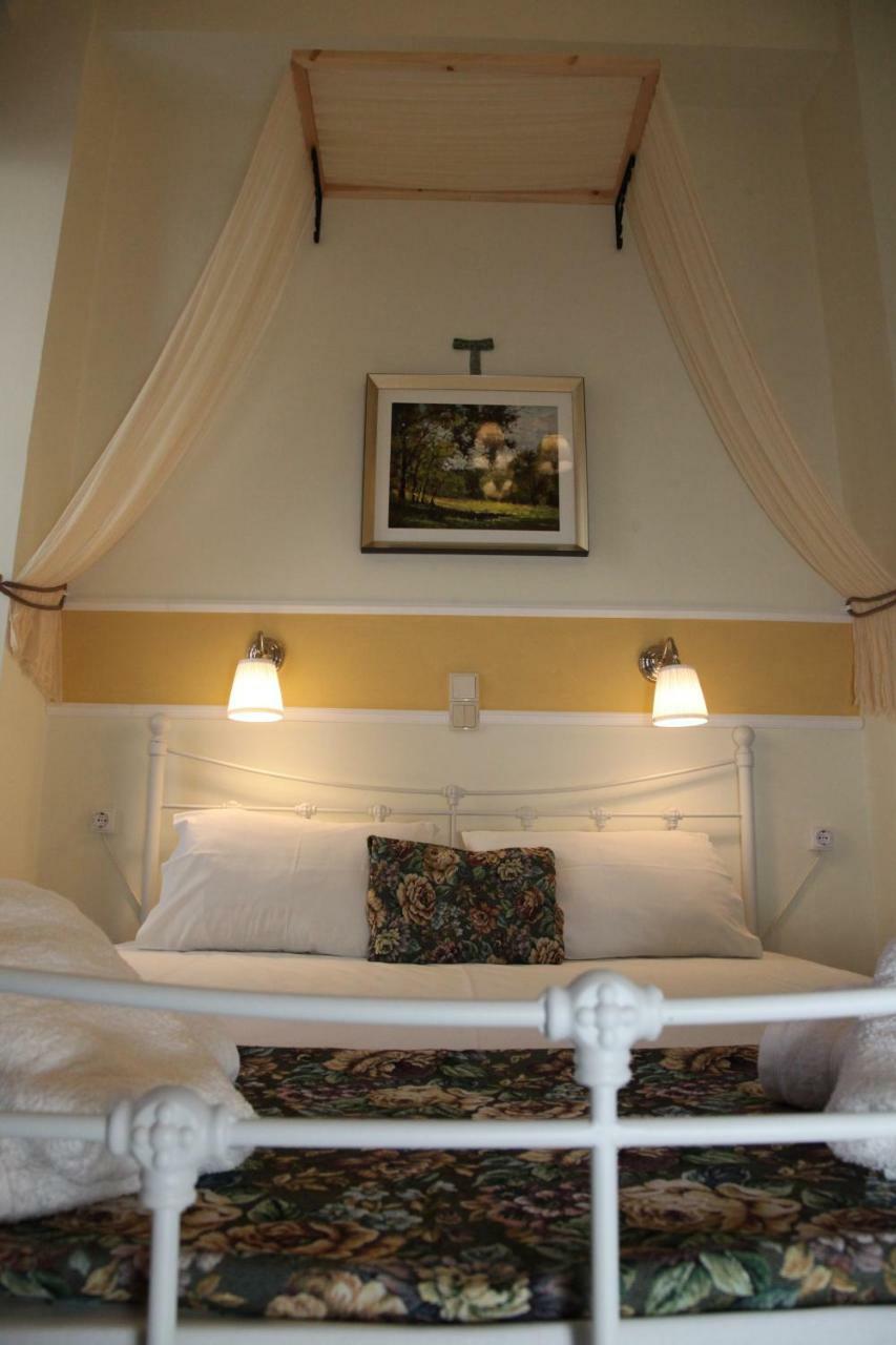 Fiera Guesthouse แอร์มูโปลี ภายนอก รูปภาพ