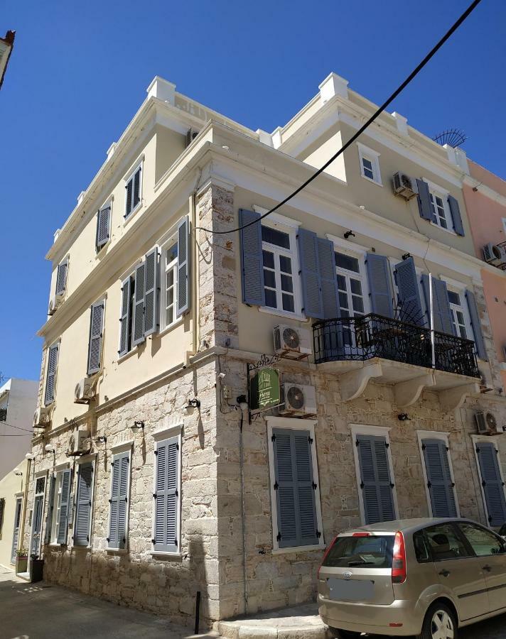 Fiera Guesthouse แอร์มูโปลี ภายนอก รูปภาพ